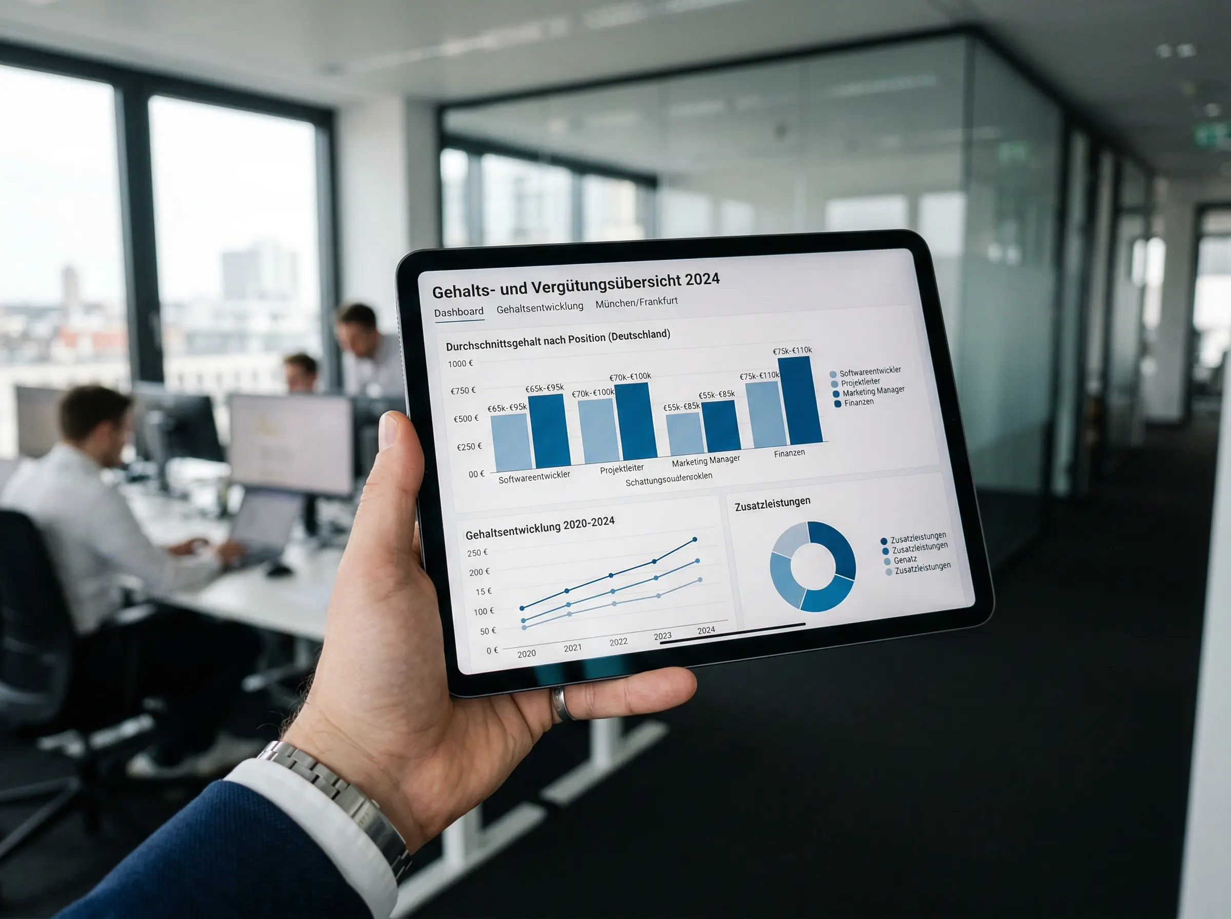 Datengestützte Gehalts-Benchmark-Analyse auf einem Tablet – Karriereplanung im DACH-Raum.